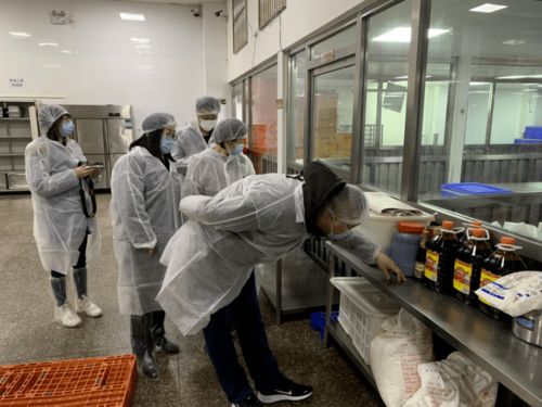 家校攜手嚴把配餐質量關，共守食品安全線——中心小學校領導及家委會代表考察配餐公司攝像與制作服務